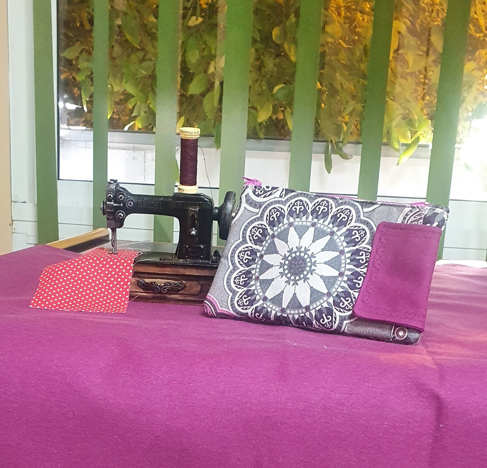 foto maquina de coser y funda de ipad